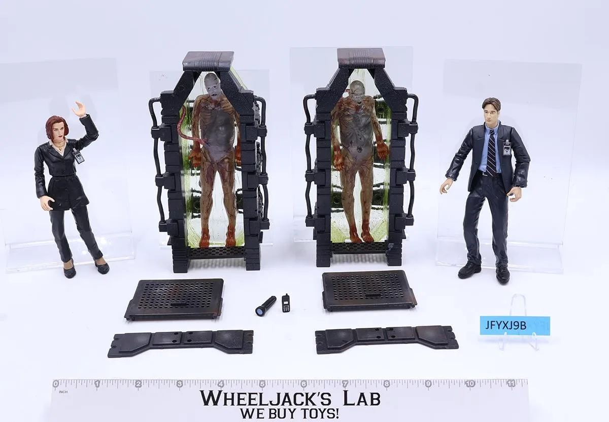 Agents Scully and Mulder Alien Pods X Files 1998 McFarlane Toys Action Figures